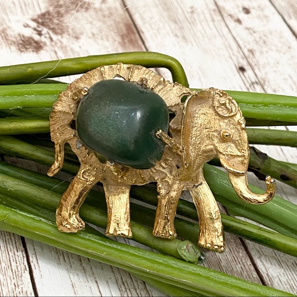 Vintage Unsigned Gold tone Elephant with Green Stone Brooch - Picture 1 of 10